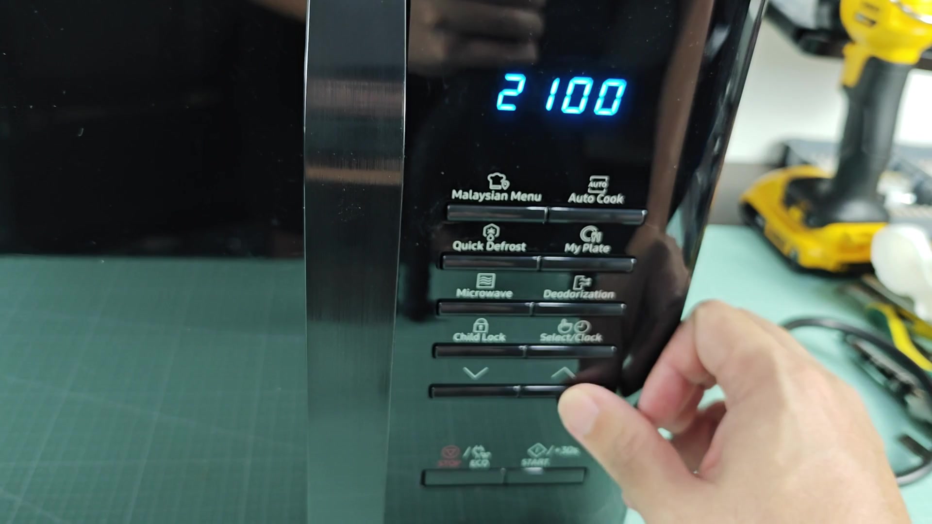 Microwave clock set to twenty one Microwave clock set to twenty one