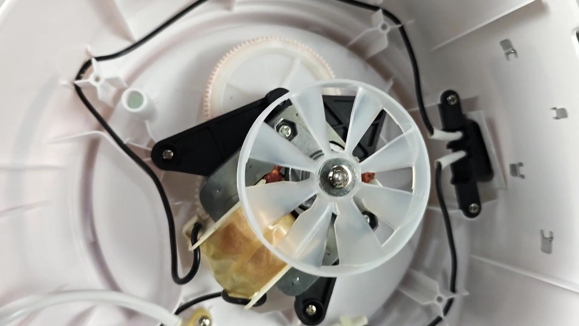 Motor mounted inside appliance housing Motor mounted inside appliance housing