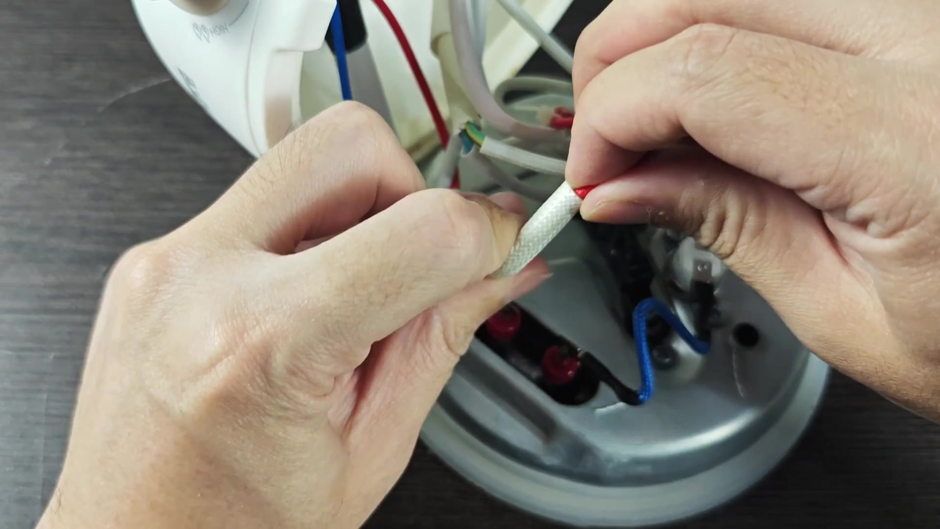 Multimeter checking wire continuity Multimeter checking wire continuity