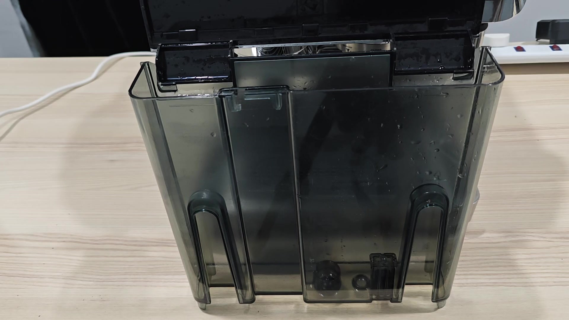 Pour descale solution into the water tank Pour descale solution into the water tank