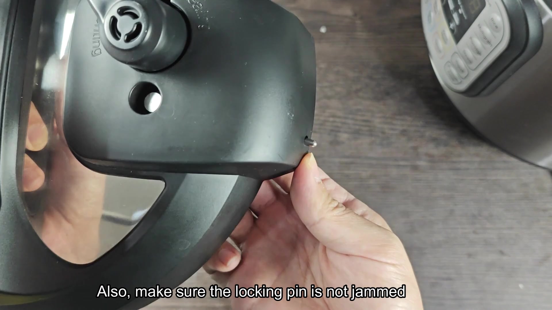 Pressing near the lid handle locking mechanism Pressing near the lid handle locking mechanism
