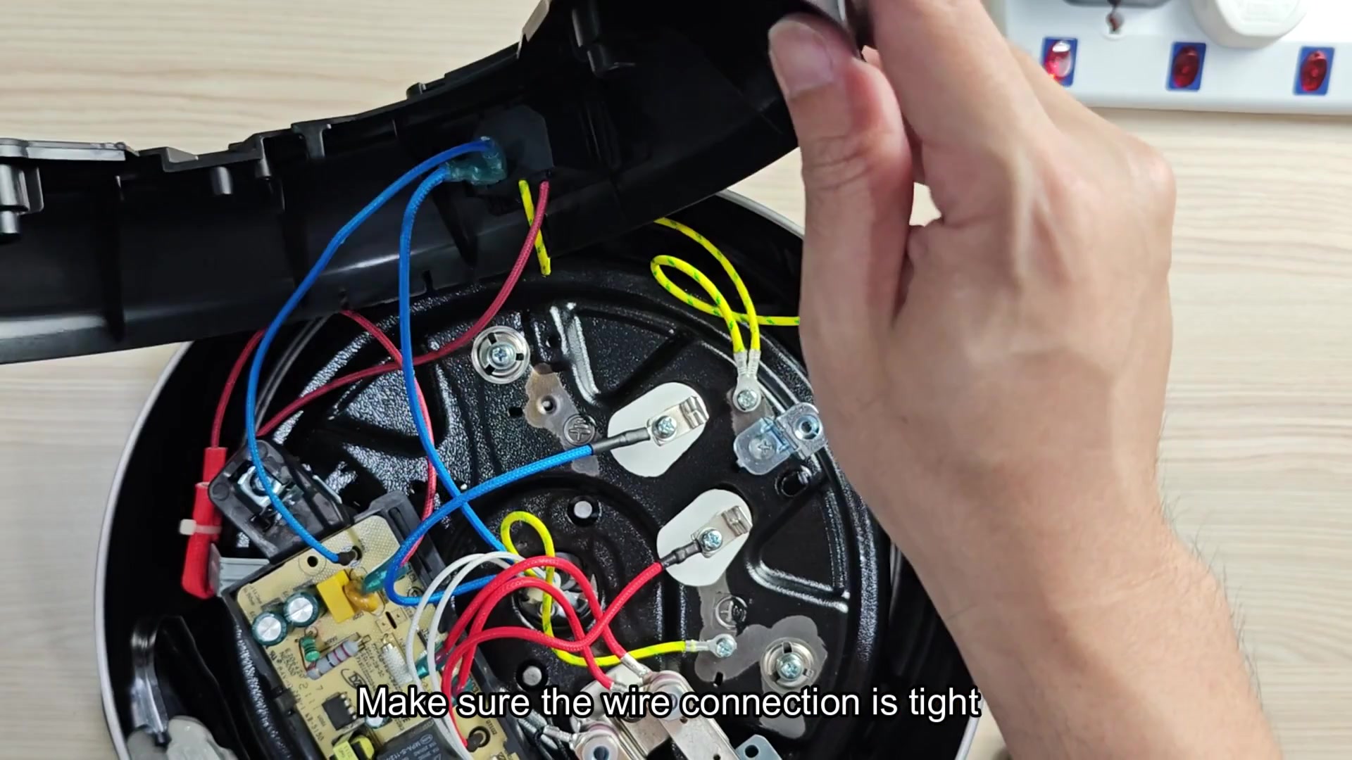 Red clamp multimeter in connectivity mode Red clamp multimeter in connectivity mode