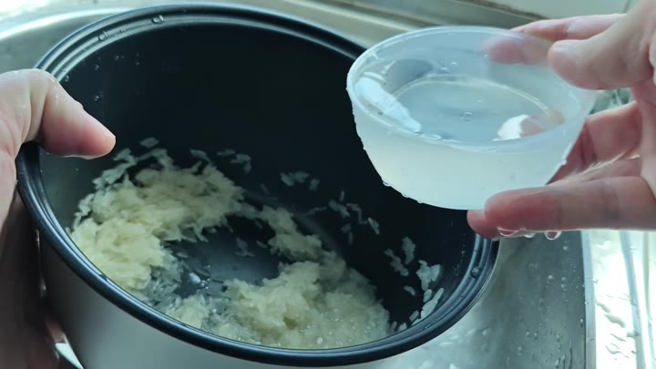 Rinsing rice in the inner pot Rinsing rice in the inner pot