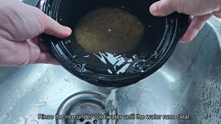 Rinsing rice under cold water Rinsing rice under cold water