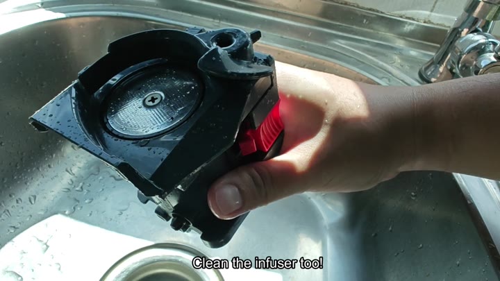 Rinsing the infuser tool under water Rinsing the infuser tool under water