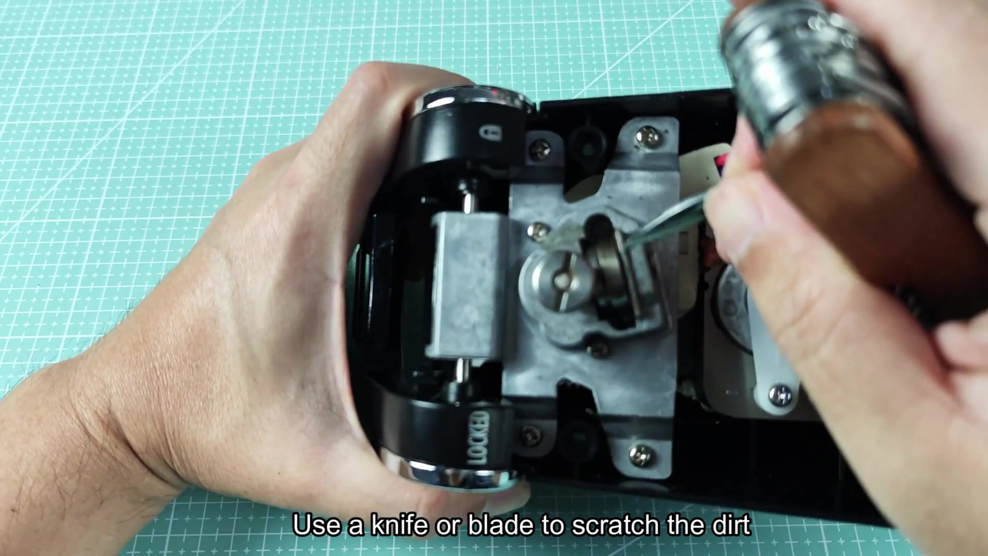 Scraping dirt off mechanism with knife blade Scraping dirt off mechanism with knife blade