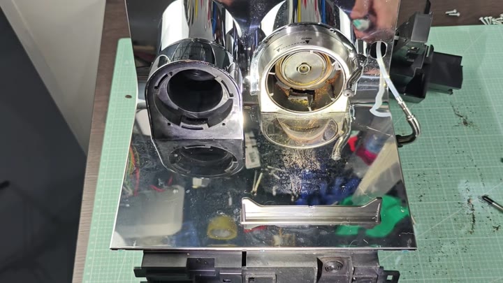 Spraying cleaning solution inside disassembled machine Spraying cleaning solution inside disassembled machine