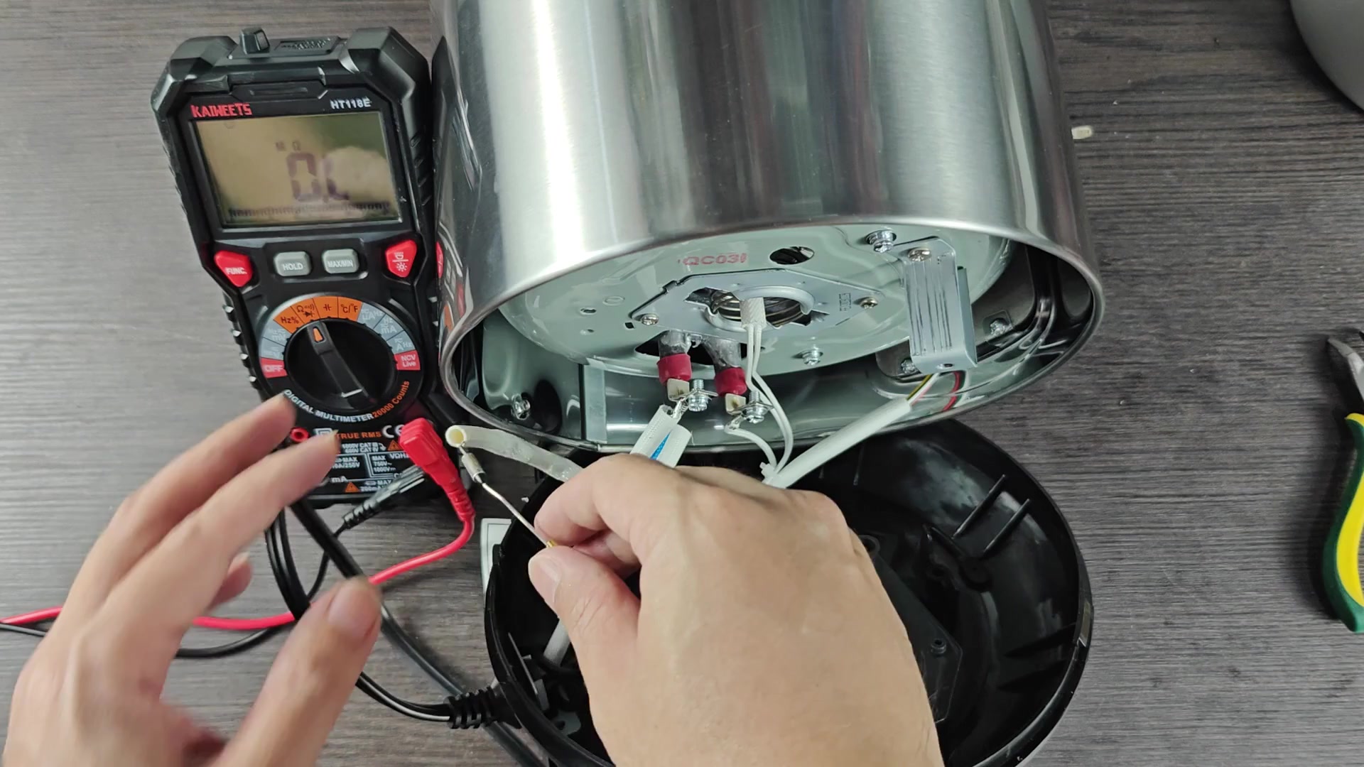 Testing connectivity with multimeter probes Testing connectivity with multimeter probes