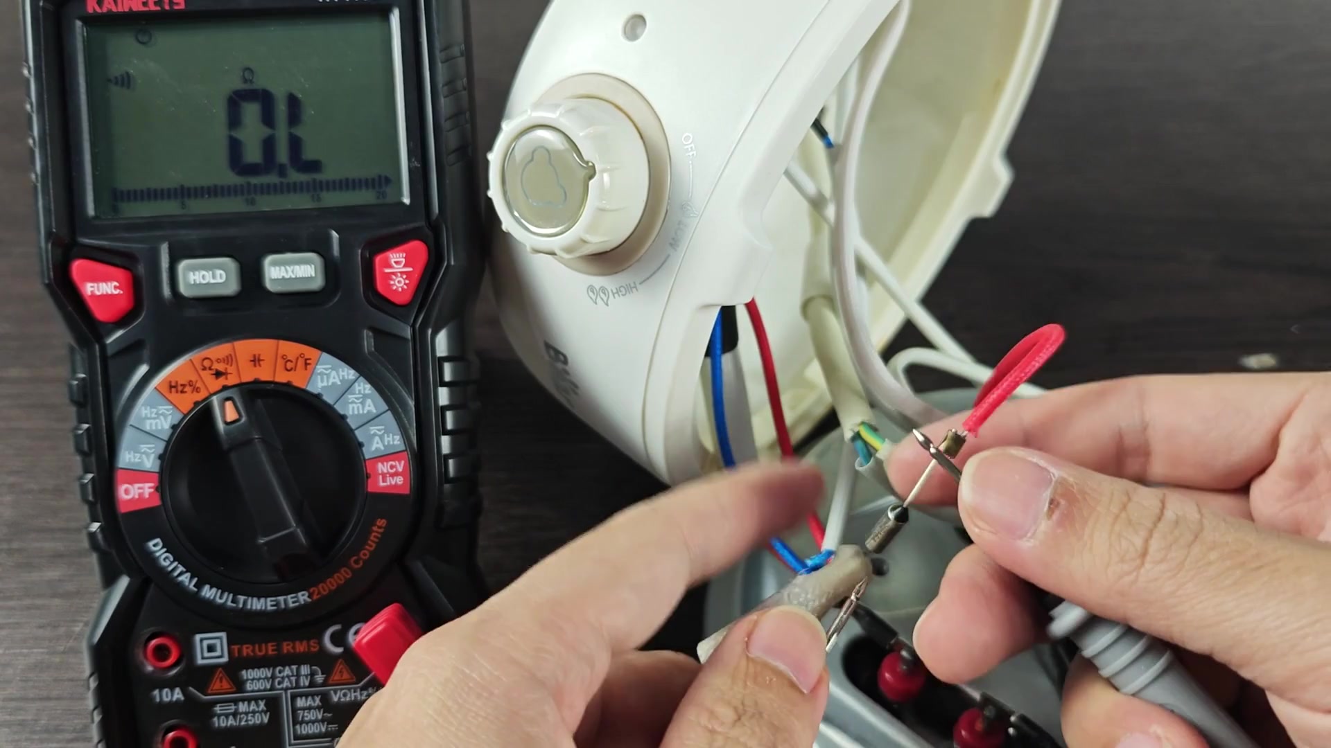 Testing fuse continuity for faults Testing fuse continuity for faults