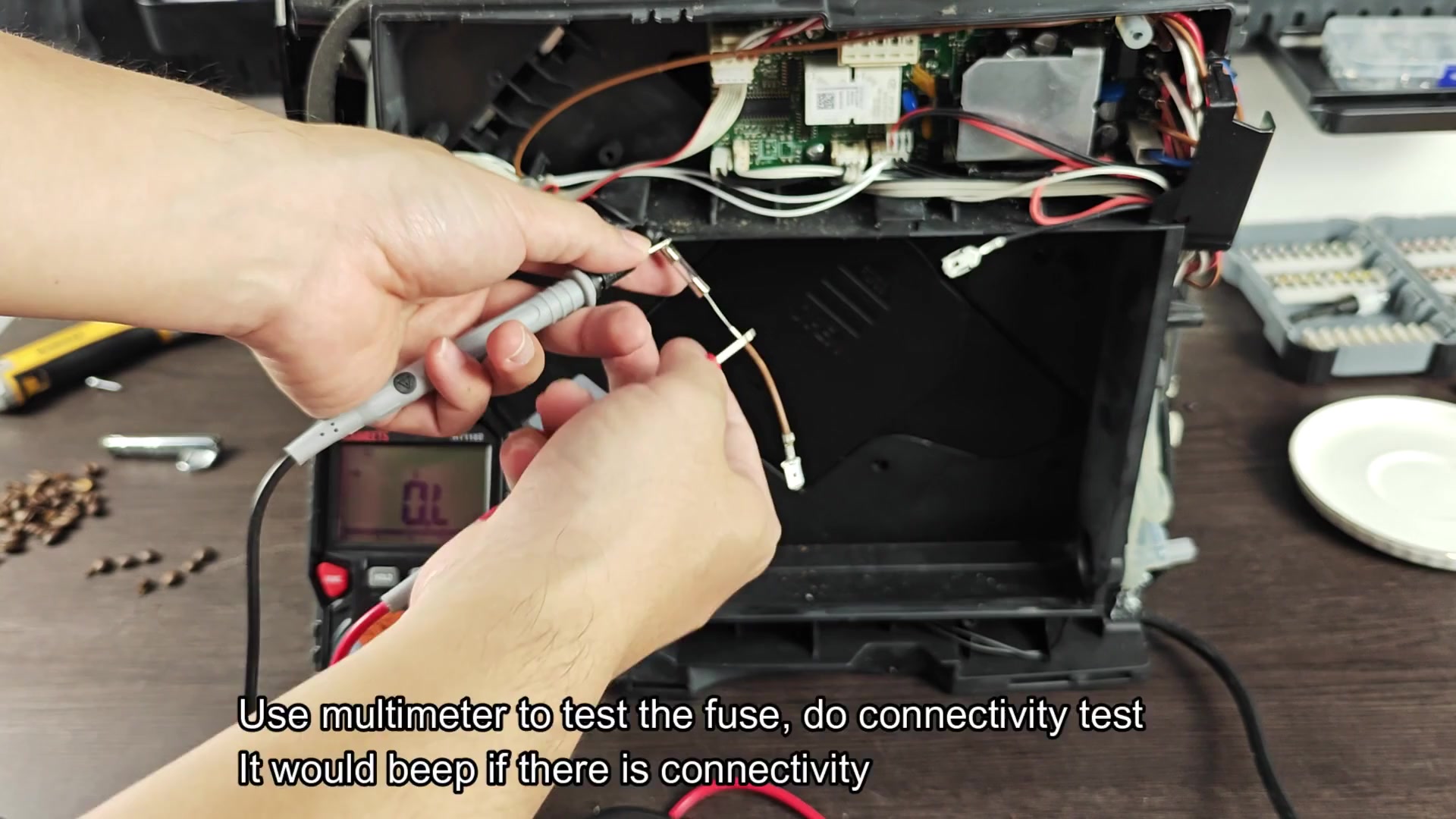 Testing fuse leads with multimeter probes Testing fuse leads with multimeter probes