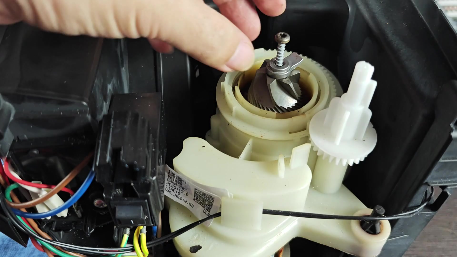 Tightening screw on burr assembly Tightening screw on burr assembly