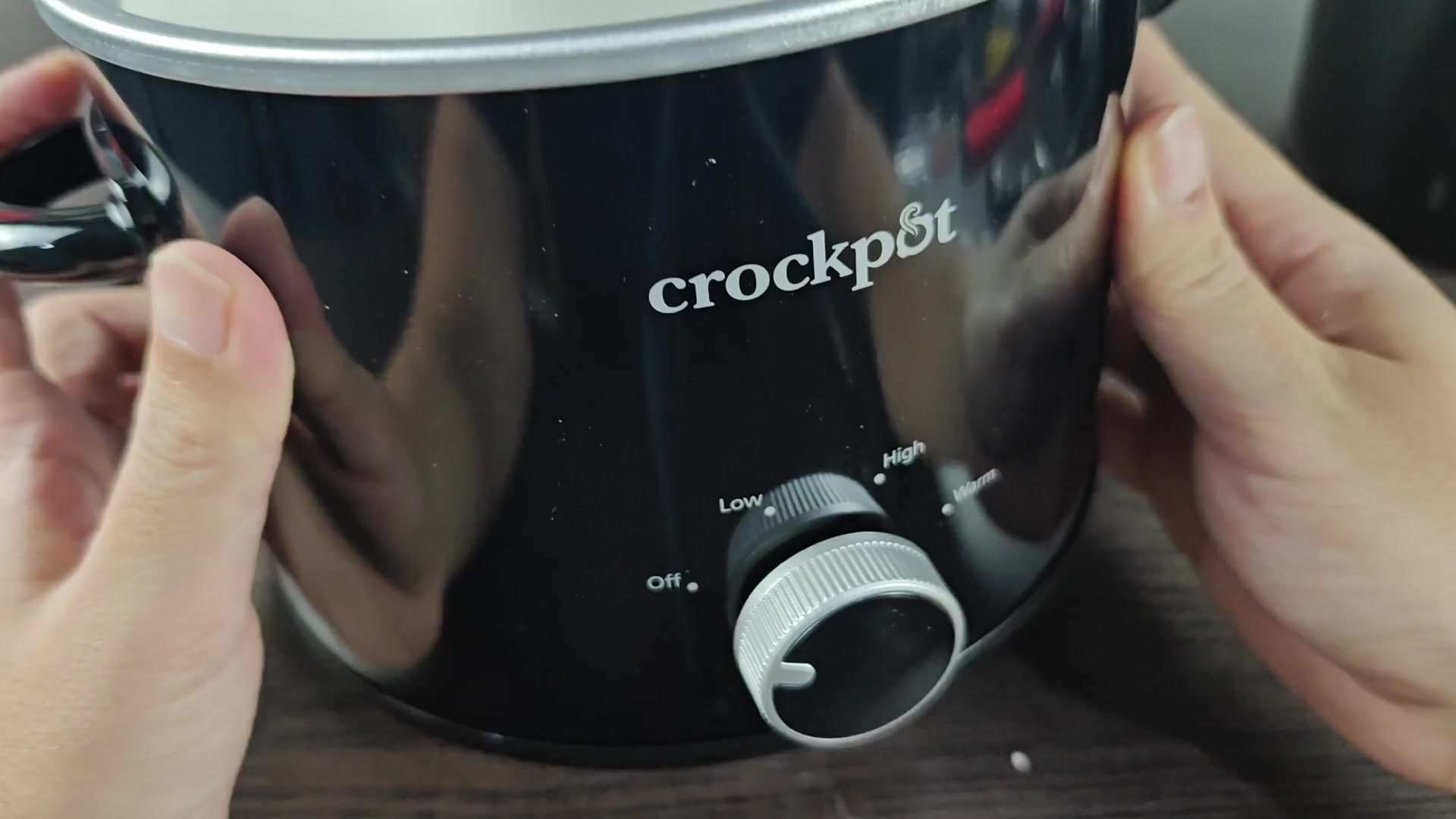 Turning the slow cooker knob Turning the slow cooker knob