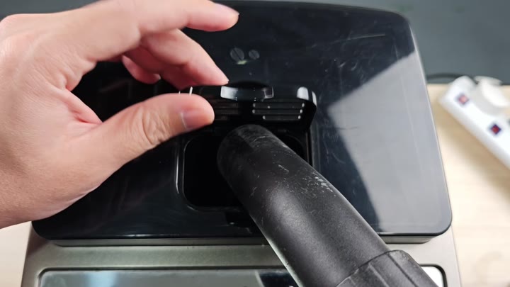 Vacuuming inside the machine opening Vacuuming inside the machine opening