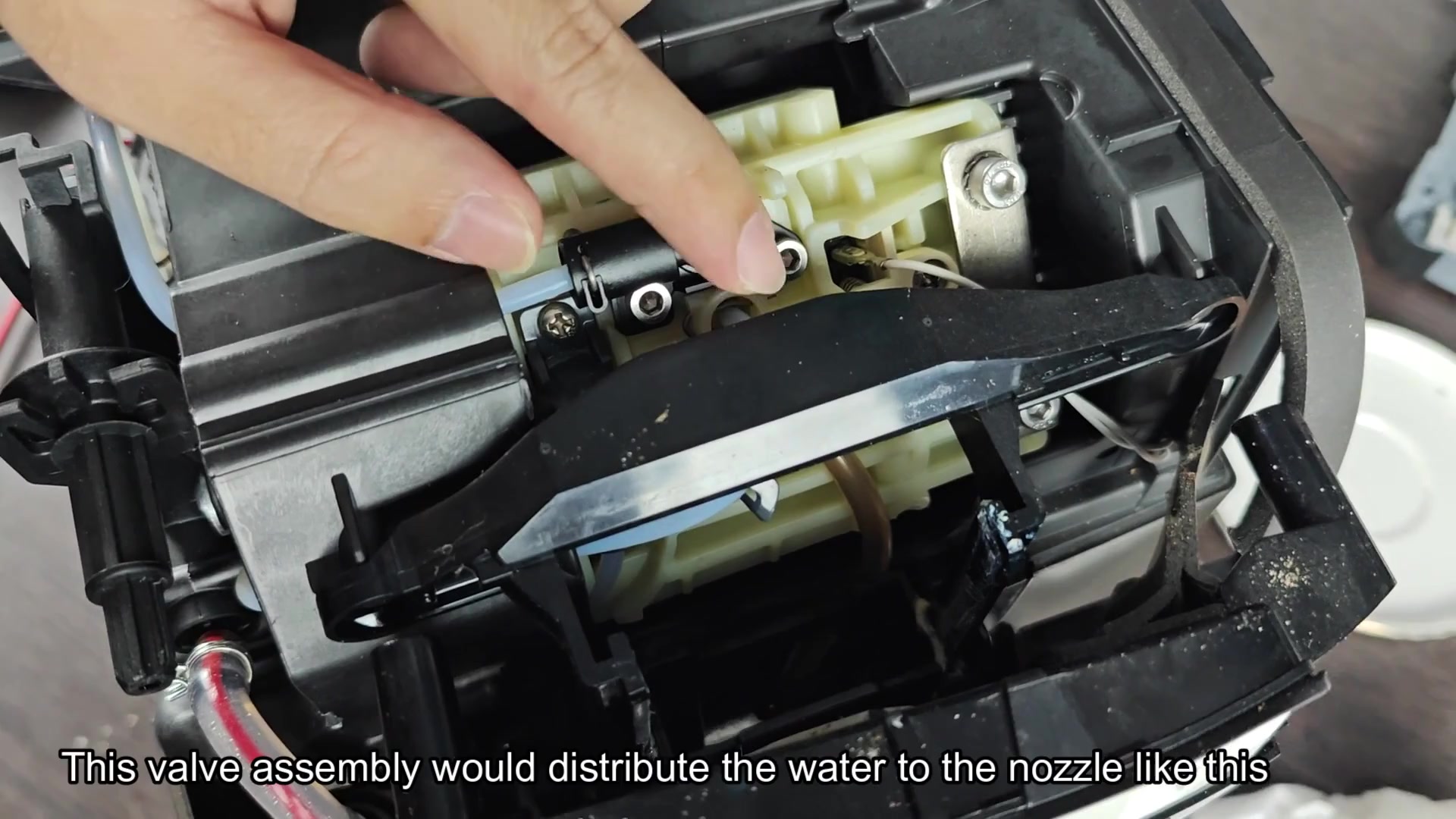 Valve assembly distributing water flow Valve assembly distributing water flow