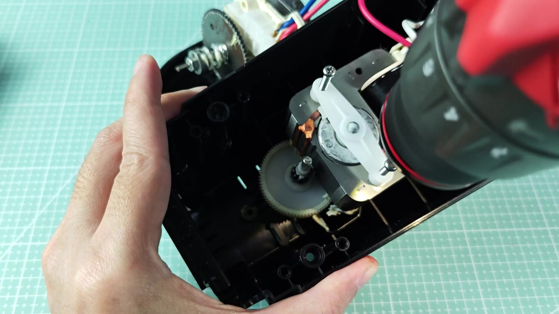 White plastic lever attached to motor White plastic lever attached to motor