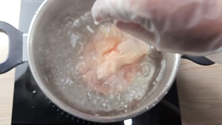 Boiling raw chicken in water Boiling raw chicken in water