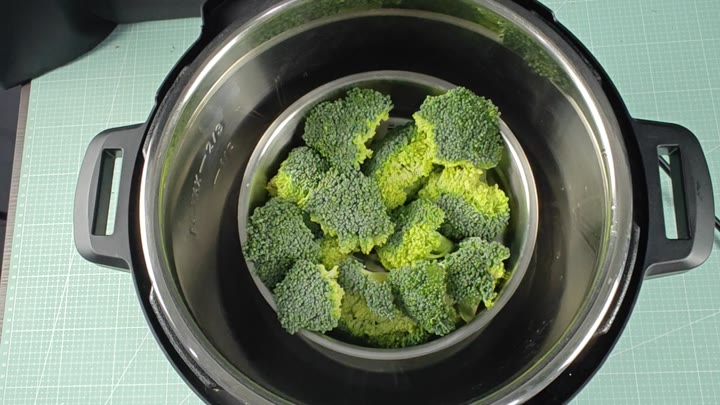 Broccoli basket placed in pot Broccoli basket placed in pot