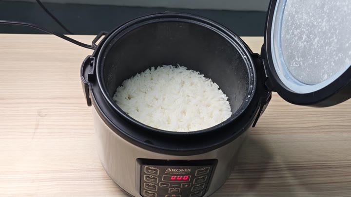 Cooked fluffy white rice in pot Cooked fluffy white rice in pot