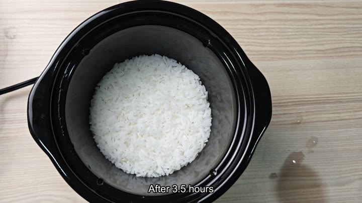 Cooked white rice inside the slow cooker Cooked white rice inside the slow cooker