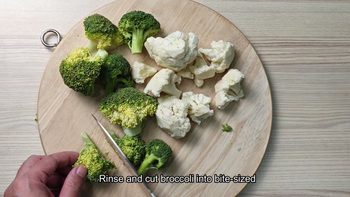 Cutting broccoli into bite-sized pieces Cutting broccoli into bite-sized pieces