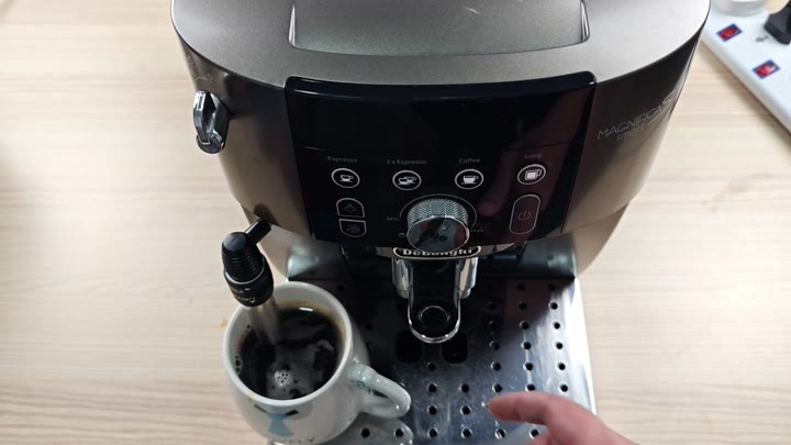 De'Longhi Magnifica Smart dispensing coffee De'Longhi Magnifica Smart dispensing coffee