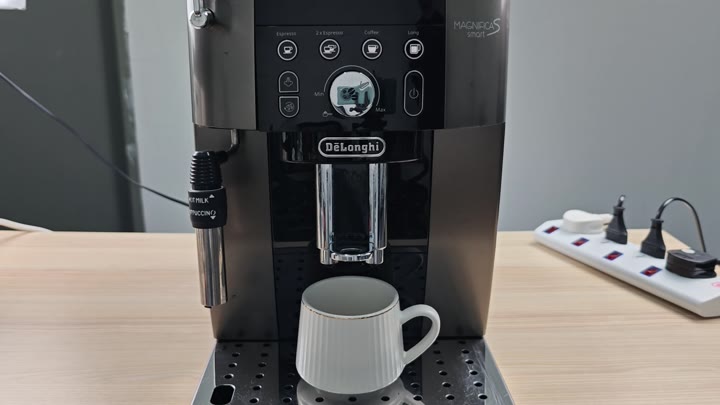 DeLonghi Magnifica ready with cup DeLonghi Magnifica ready with cup