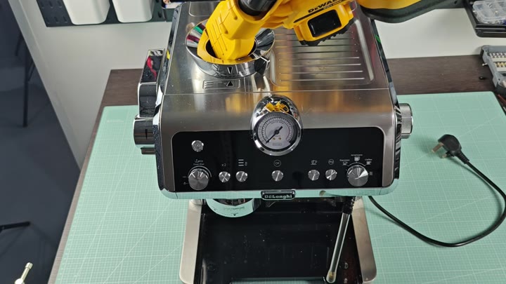 Drilling screws from portafilter housing Drilling screws from portafilter housing