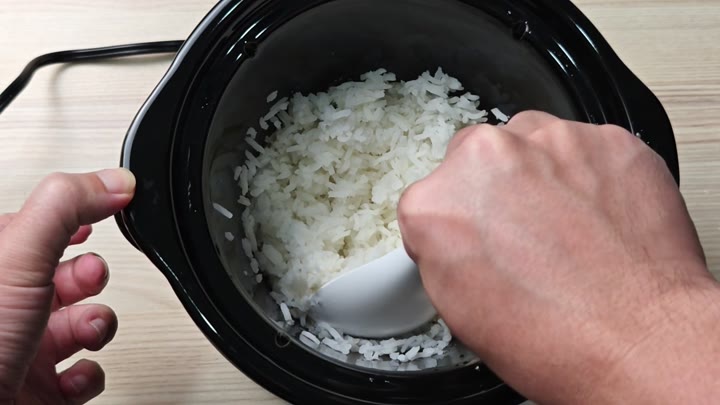 Fluffing the cooked white rice Fluffing the cooked white rice