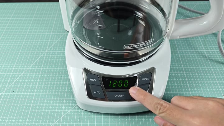 Pressing ON/OFF button to set clock Pressing ON/OFF button to set clock