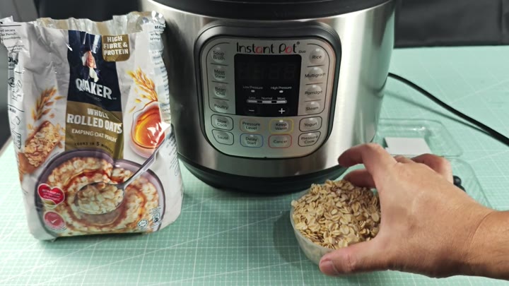 Quaker oats beside Instant Pot Duo Quaker oats beside Instant Pot Duo