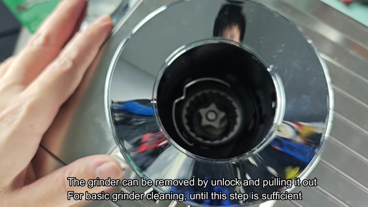 Removing the grinder by unlocking it Removing the grinder by unlocking it