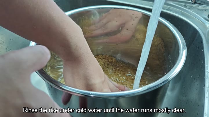 Rinsing brown rice under cold water Rinsing brown rice under cold water
