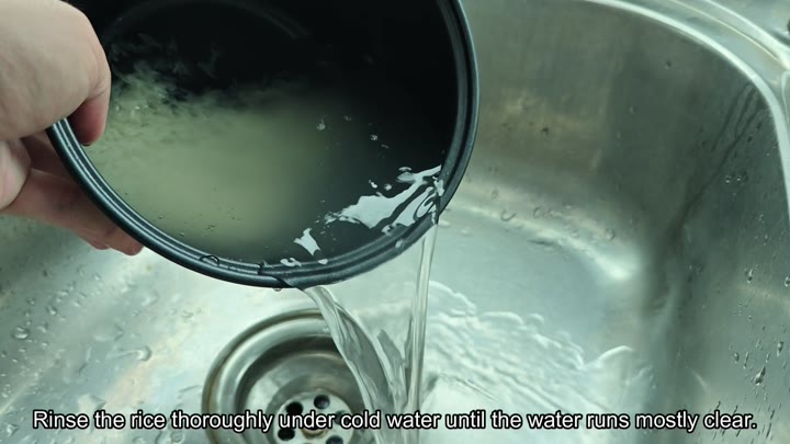 Rinsing rice under cold water Rinsing rice under cold water