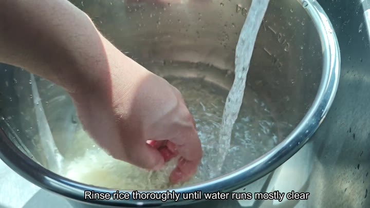 Rinsing rice until water is clear Rinsing rice until water is clear