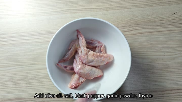 Seasoning raw chicken wings with herbs Seasoning raw chicken wings with herbs