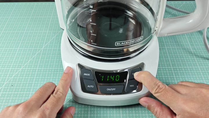 Setting timer on glass carafe coffee maker Setting timer on glass carafe coffee maker