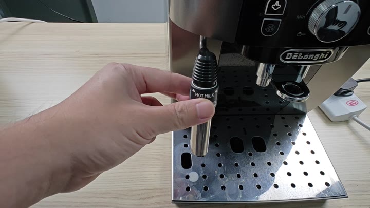 Steam wand ready for hot milk mode Steam wand ready for hot milk mode