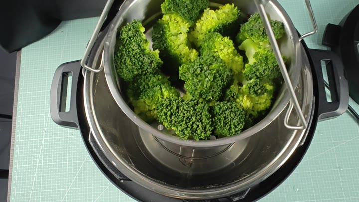 Steamed broccoli ready to serve Steamed broccoli ready to serve