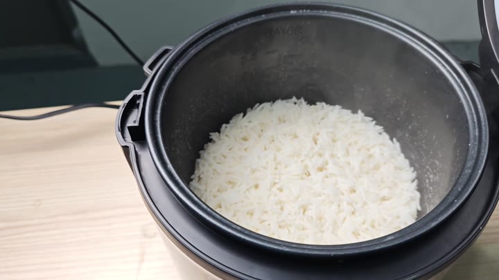 Steaming cooked rice in inner pot Steaming cooked rice in inner pot