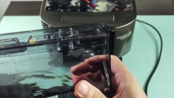 Transparent water tank removed from machine Transparent water tank removed from machine