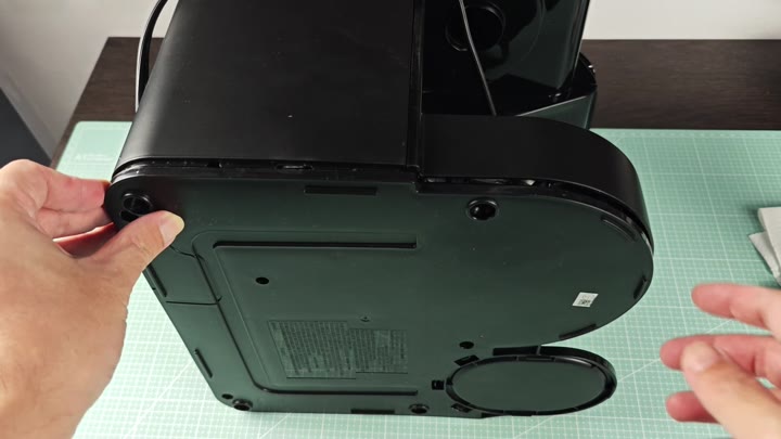 Underside label and open compartment Underside label and open compartment